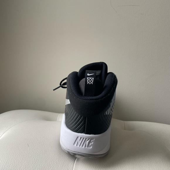 NIKE Team Hustle D9 shoes - Picture 4 of 6